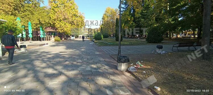 Боклуци осеяха Градската градина след тържеството за Деня на Кърджали