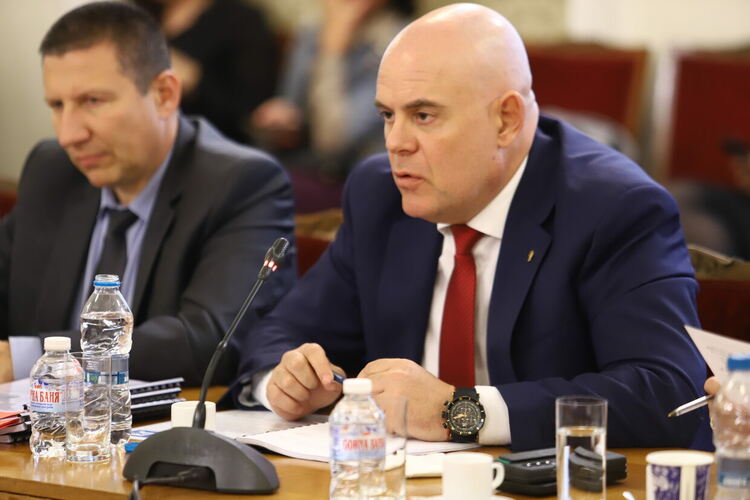 Гешев разговаря с ПГ на ГЕРБ-СДС в Народното събрание 