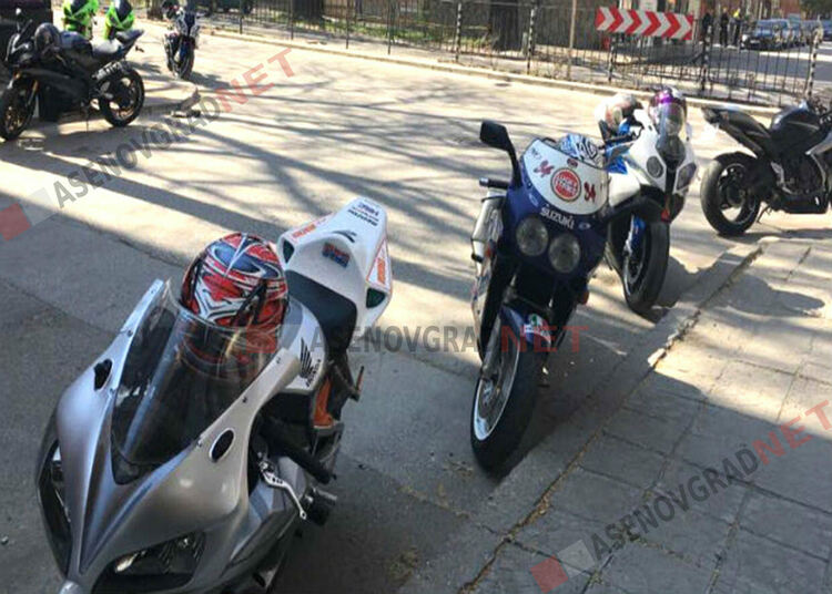 Хванаха мотористи да карат само на задни гуми по Асеновградско шосе