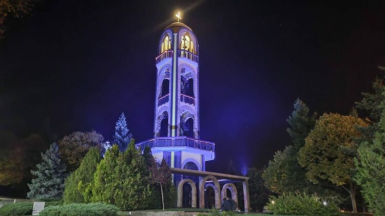 Камбанарията засия в синьо в знак на съпричастност в борбата с инсултите