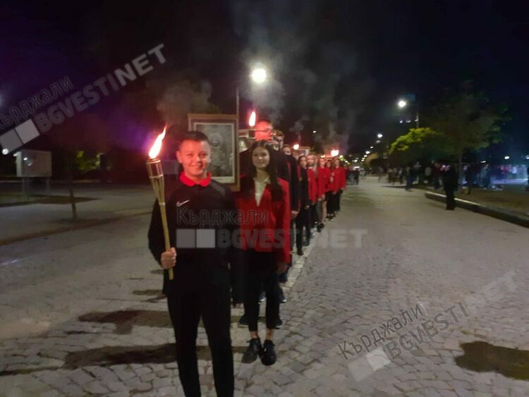 С факелно шествие отбелязахме Деня на народните будители