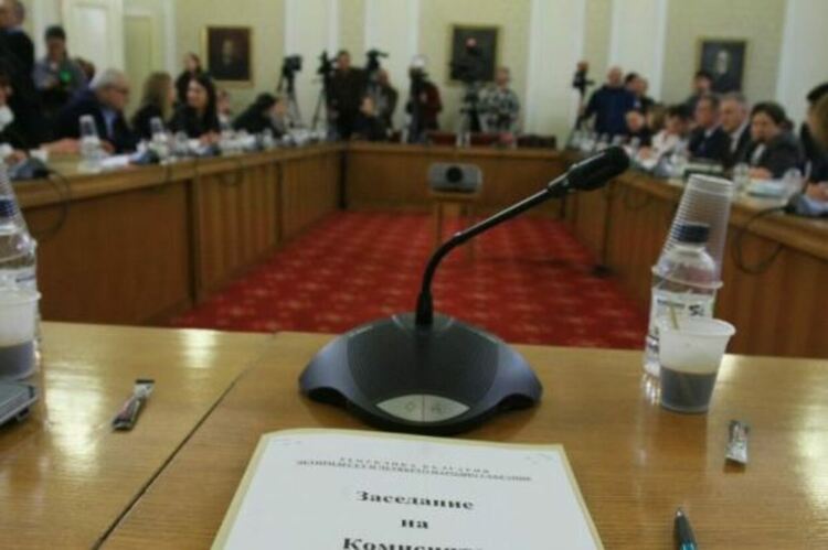 Бюджетната комисия в парламента одобри проекта за покупка на още осем изтребителя F-16
