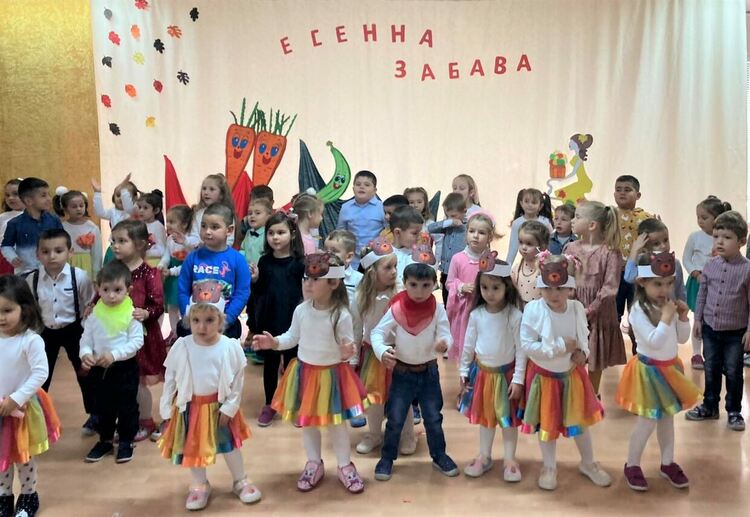 Децата от ДГ „Брезичка“ в Ардино подготвиха програма под надслов „Есенна забава“