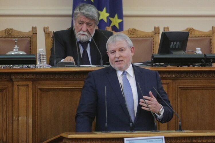 Дворцов преврат: 10 ноември трябва да се помни, но не и да се празнува