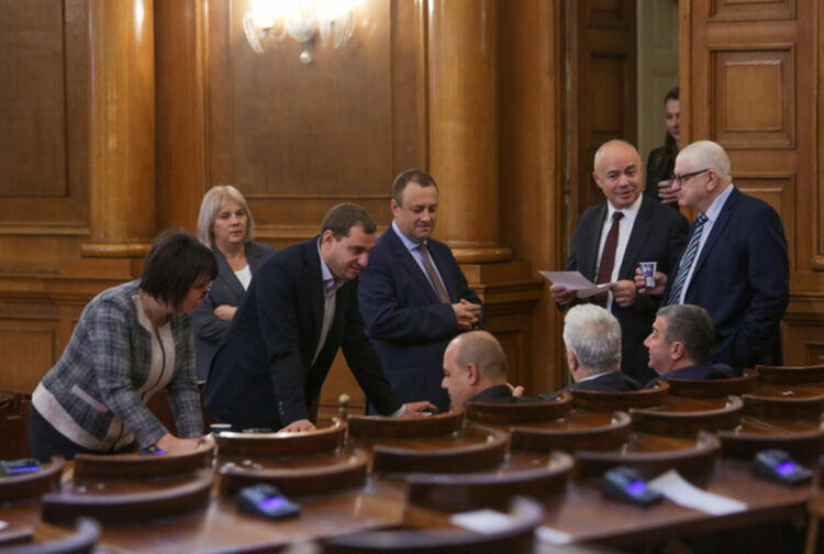 Парламентът събра кворум от третия опит