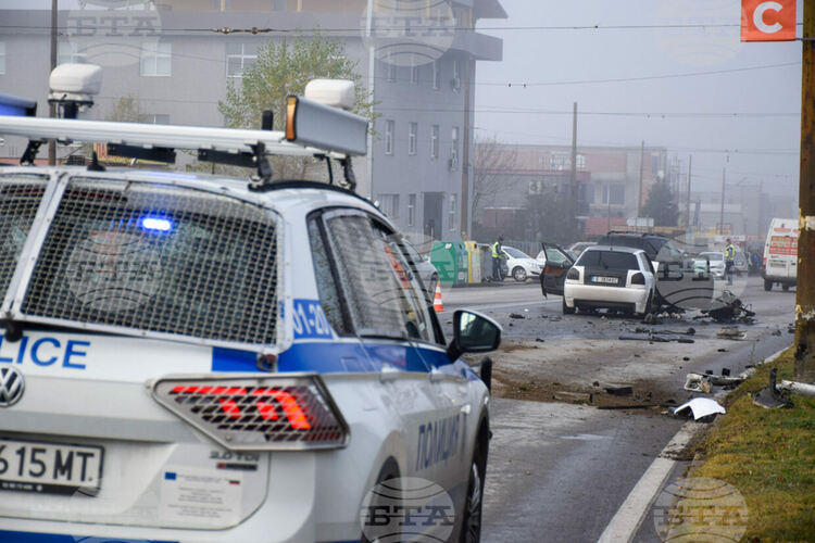 Бус с мигранти блъсна полицейска кола, полицай в тежко състояние