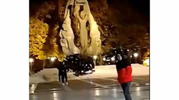 С джипове по стъпалата на паметника на Съединението в Пловдив, арестуваха шофьорите