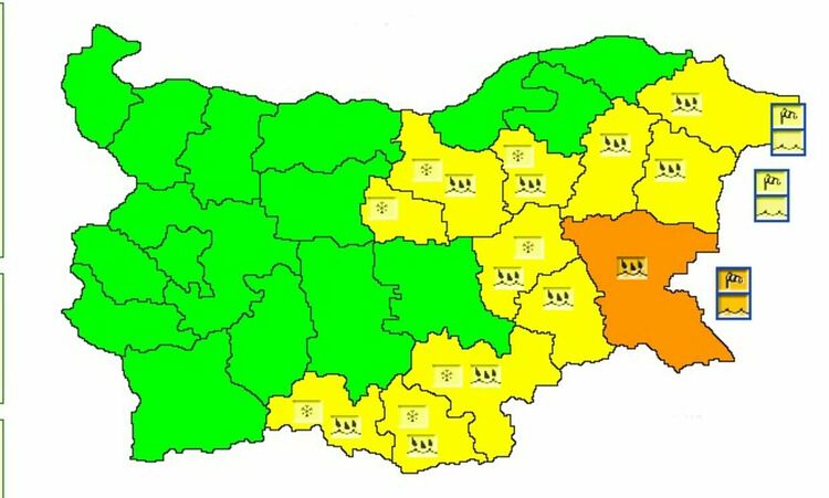 Облачно и ветровито, жълт код за дъжд и сняг на изток