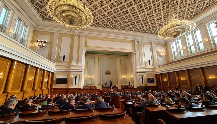 Асен Василев и Корнелия Нинова поискаха да бъде внасен нов бюджет