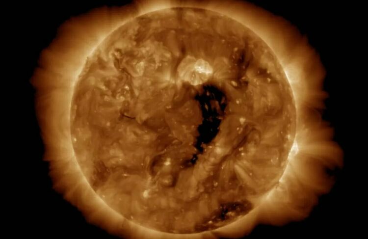 Слънчева буря идва от подобна на каньон дупка и може да удари Земята на 1 декември