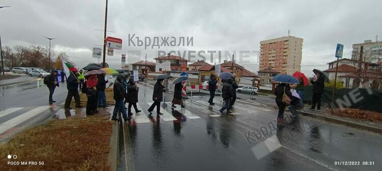 Дъждът не спря протеста на жителите на кв.”Гледка”, кметът обеща решение до 10 дни за трафика през квартала/снимки/