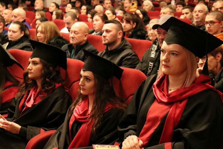 Връчиха дипломите на абсолвентите от специалностите „Медицинска сестра“ и „Акушерка“