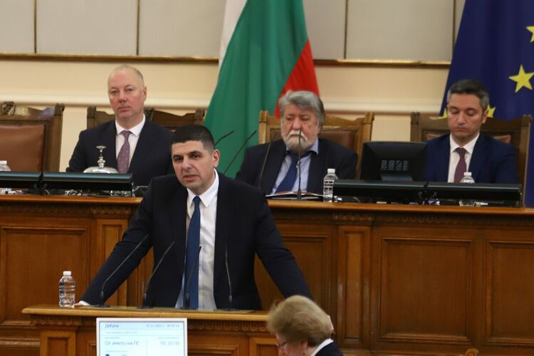 Държавата да поеме оперативен контрол над рафинерията "Лукойл Нефтохим" призова ДБ