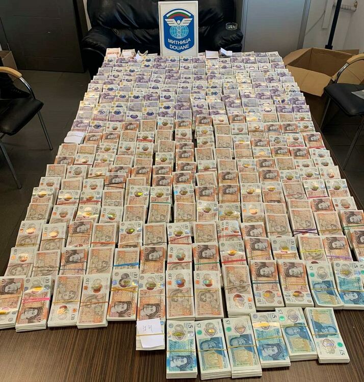 Контрабанда на валута за 325 хил.лв. откриха митническите служители на МП Капитан Андреево