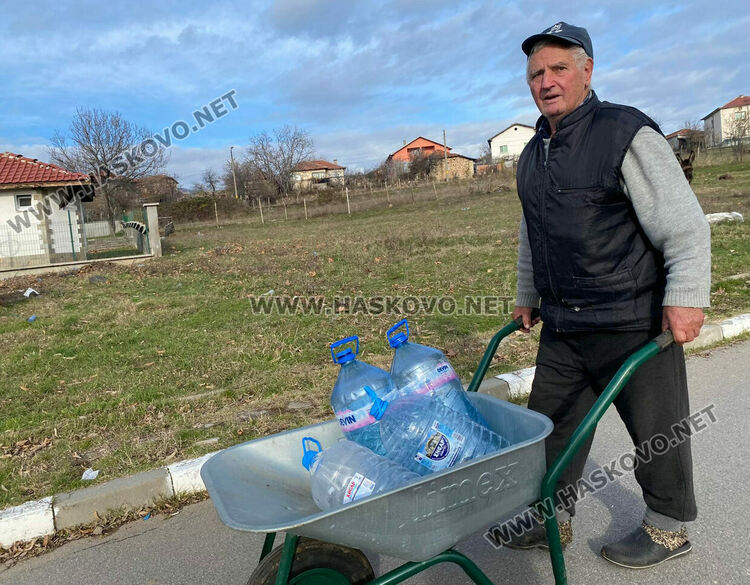 Забраниха водата в Сърница за пиене и готвене заради уран, осигуряват водоноски