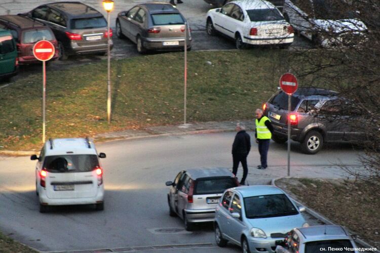Забраниха влизането в ул. "Кокиче" откъм паркинга на Регионалната библиотека в Смолян