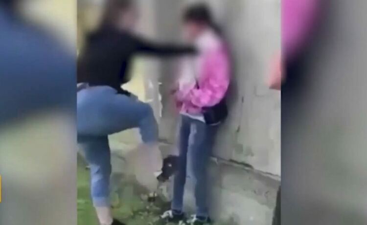 Момичета пребиха съученичка