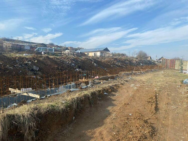 Изградена е част от оградата около гробищния парк на ул. "Миньор"