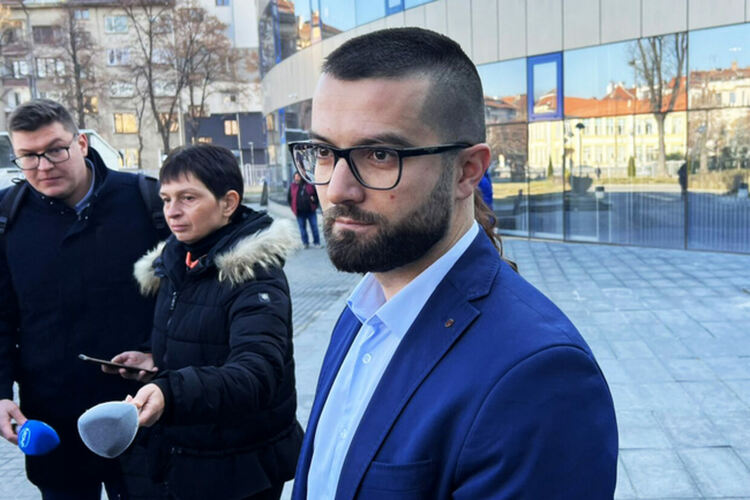 Прокуратура и здравни власти разследват случая с разменените бебета