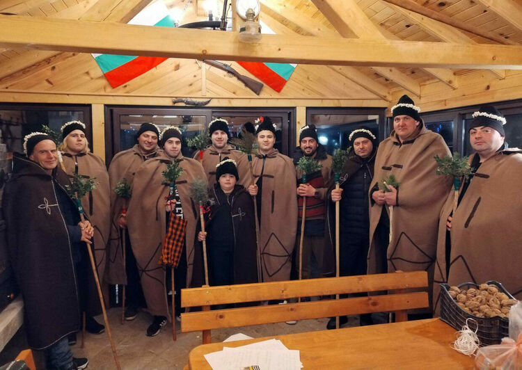 Коледари наричаха за здраве и берекет, даряват средства за Дани
