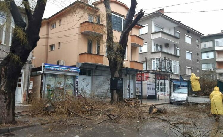 Затруднено движение по няколко улици в Асеновград 