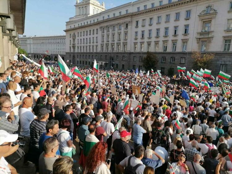 "Дефектна демокрация". България пада все по-ниско в класация на "Икономист"
