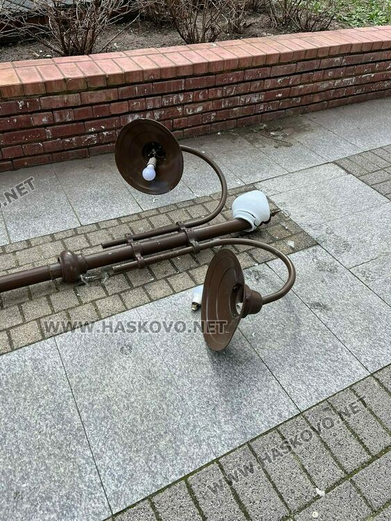 Момче счупи улична лампа в центъра на Хасково