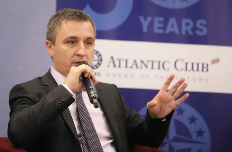 Прокуратурата обвини бивш министър от кабинета Петков, негов заместник и шеф на Булгаргаз