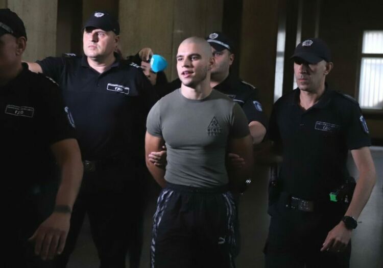 Прокурорският син рисувал "хитлеристки" надписи в килията, остава в друг арест