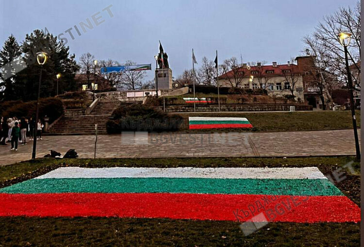 Трети март е, Кърджали осъмна с декоративни пана в цветовете на националното знаме