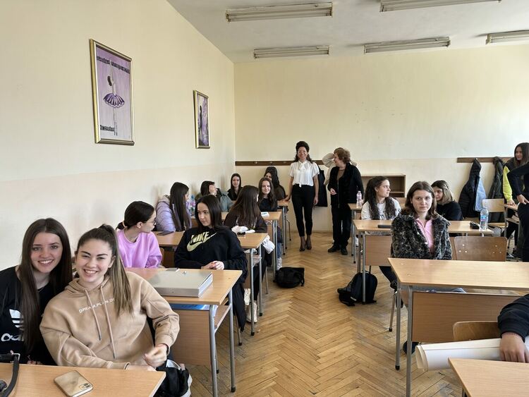 Урок за видовете дела в Езиковата гимназия в Хасково