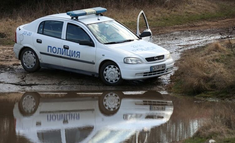 Кола с 16 мигранти се обърна след гонка, един загина