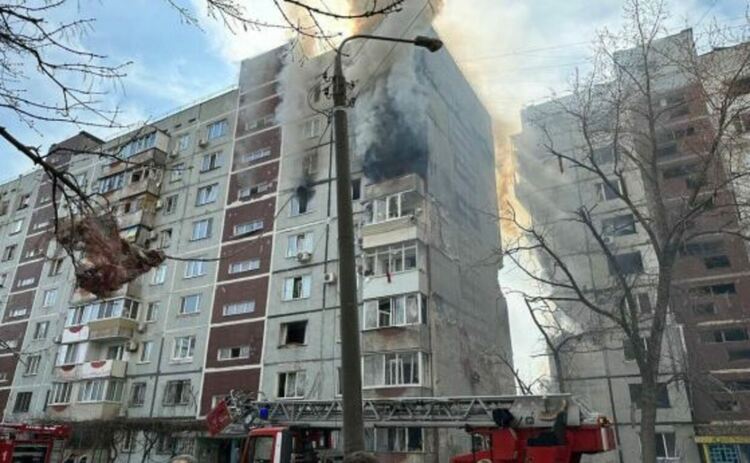 Руски ракетни удари по жилищен квартал в Запорожие, гори блок