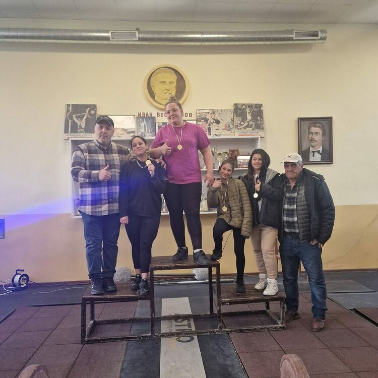 4 златни медала за щангистките на "Наим Сюлейманоглу"