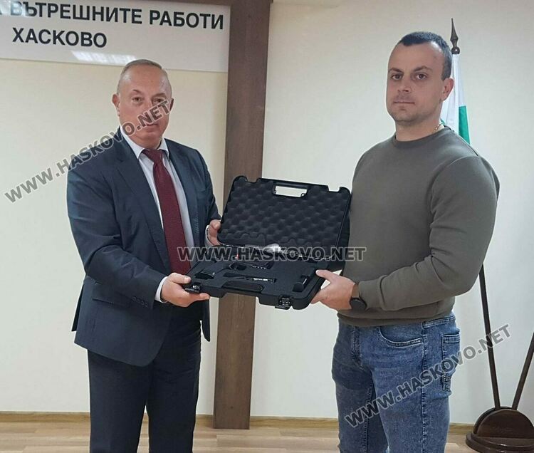 Полицаи от Хасково и Свиленград получиха нови пистолети „Валтер“ и „Тейзър“ като награда за добра работа