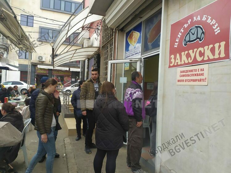В деня за размисъл опашка за бюреци от изселници в Кърджали