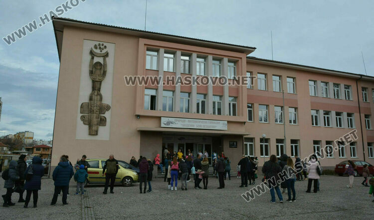 Директорите на училища нямат право да спират часовете при заплаха с бомба, без инструкции на МВР