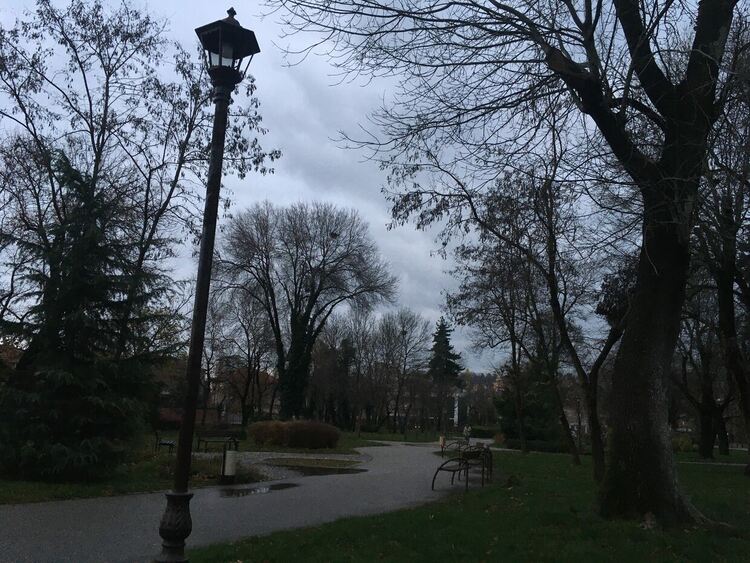Облачно и дъждовно, сняг на места