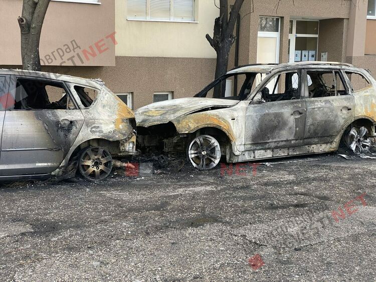 Два автомобила изгоряха в Димитровгрд