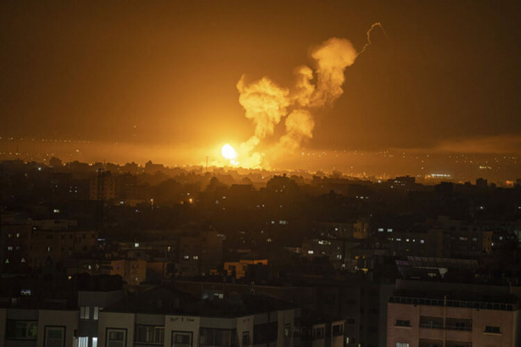 Израел обстреля обекти в Ливан и ивицата Газа