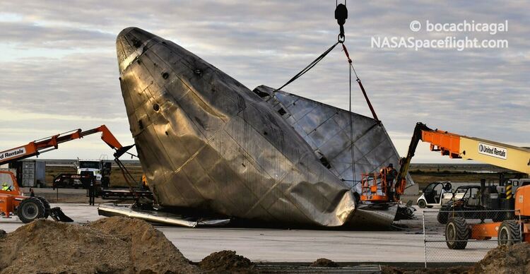 Starship остави кратер на стартовата площадка и отломки в района