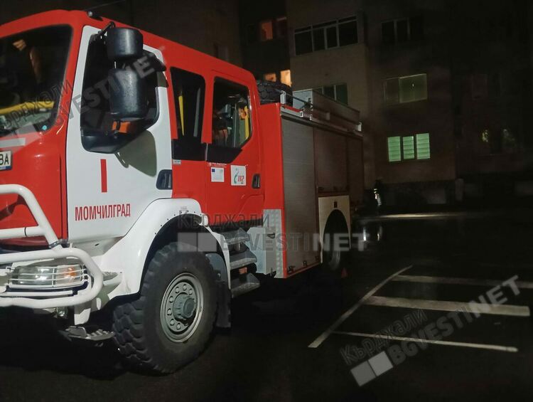 Огнеборци изпомпваха вода от наводнени мазета след пороя в Момчилград