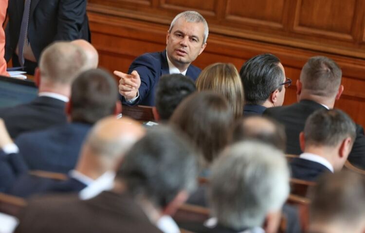 Лют скандал с обиди и нецензурни реплики в пленарната зала