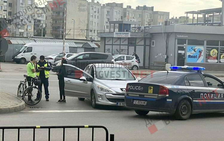 Двойна катастрофа - кола блъсна велосипедист, две коли катастрофират, докато гледат