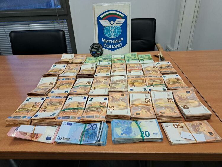 Хванаха турски тираджия да пренася незаконно валута в размер на 1,4 млн.лв.