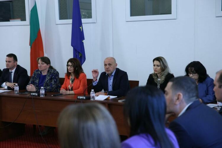 ГЕРБ се присмя и на програмата на ПП-ДБ: Заклинания, лозунги, шепоти
