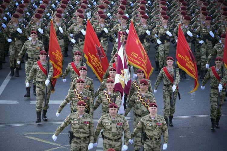 Парадът в Москва завърши с военен оркестър, но без авиошоу