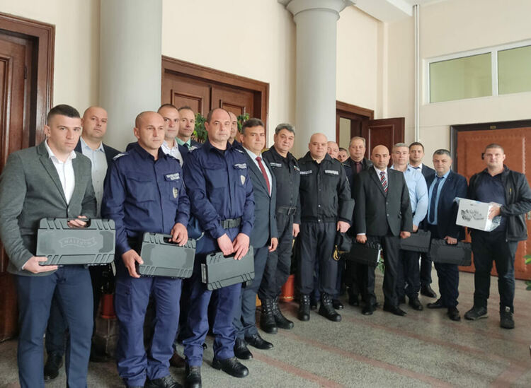 Главният секретар на МВР връчи пистолети „Валтер“ и дрон на служители от ОДМВР-Кърджали