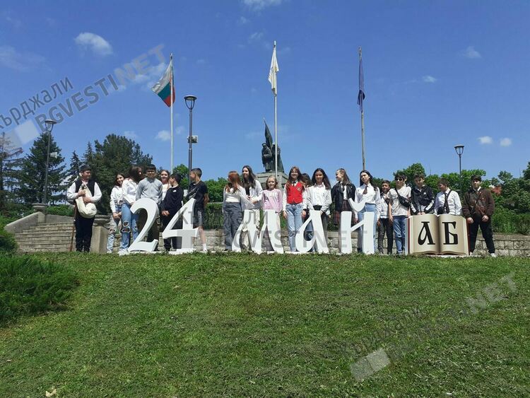 Поставиха тематичен надпис за 24 май в Градската градина