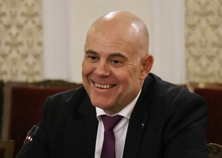 Радев пропусна да обнародва механизма за разследване на главния прокурор